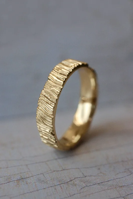 Wood textured ring, 4 mm wedding band